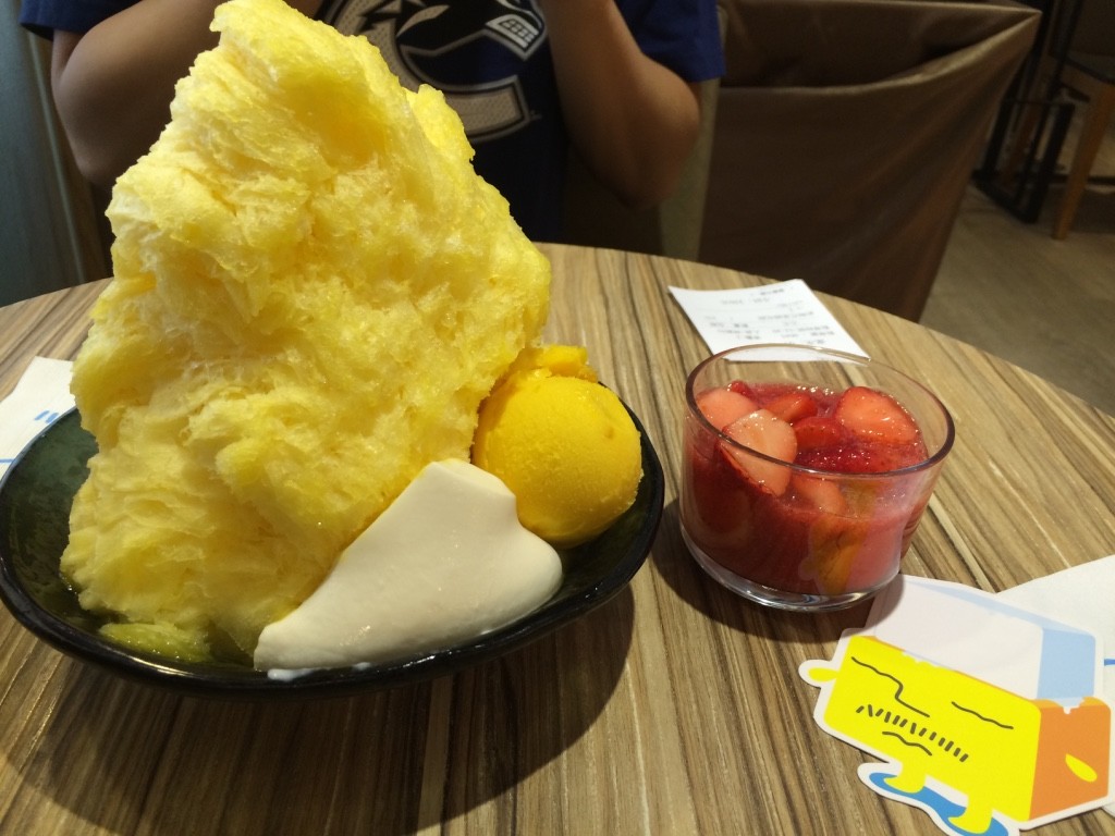 Mango shaved ice, a panna cotta-ish custard, mango sorbet and a side of strawberries (250 NT = $10 .25 CAD)