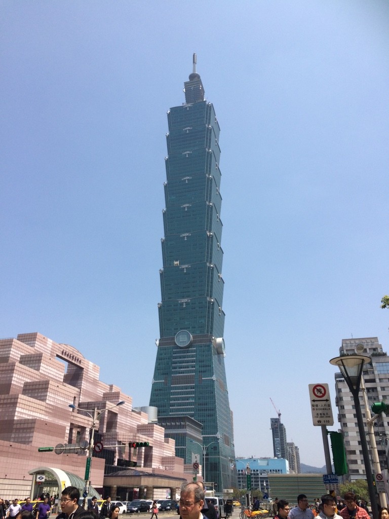 Sunny and blue skies on our way to Taipei 101 area to watch the movie