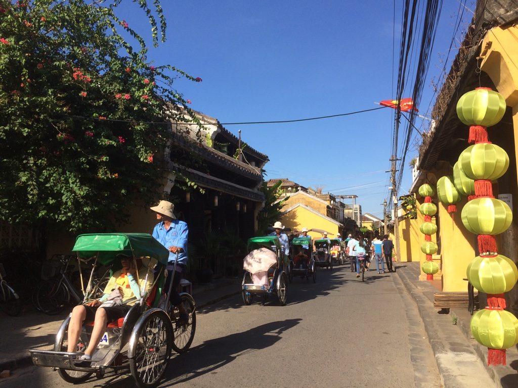 We saw a large group of Korean tourists who all had their own pedicab driver