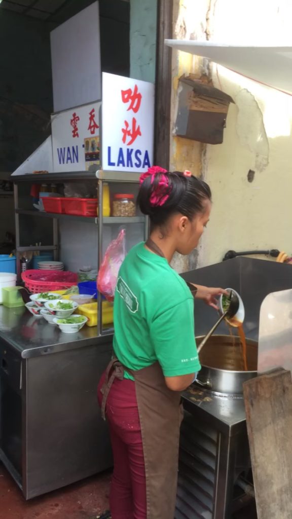 How they scoop and drain the laksa soup